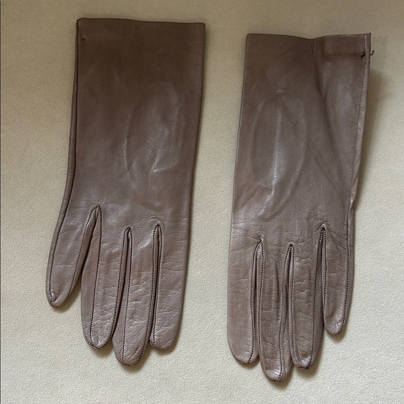 Elegant Brown Leather Gloves - Picture 2 of 4